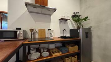 Căn hộ Deluxe | Bếp riêng | Tủ lạnh nhỏ, lò vi sóng