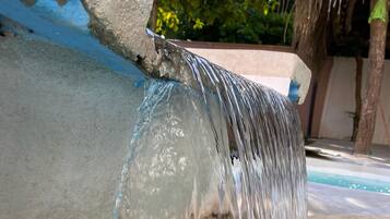 2 hồ bơi ngoài trời, ghế dài tắm nắng