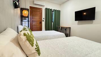 Phòng 2 giường đơn Junior | Bàn, khu vực làm việc phù hợp cho laptop