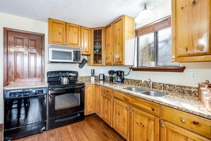 Kühlschrank, Mikrowelle, Herdplatte, Wasserkocher mit Kaffee-/Teezubehör