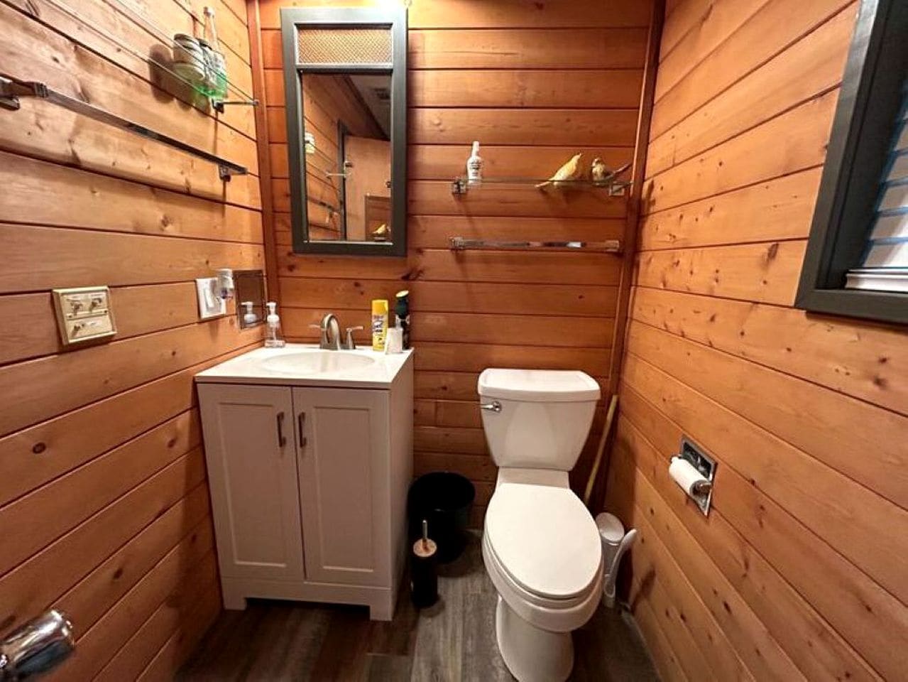 Baignoire à jets, sèche-cheveux, serviettes fournies, papier toilette
