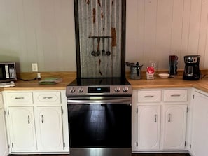 Refrigerador, horno, parrilla de estufa y cafetera y tetera 