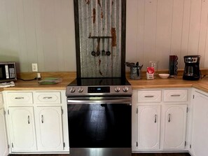 Coffee/tea maker, fridge, oven, stovetop
