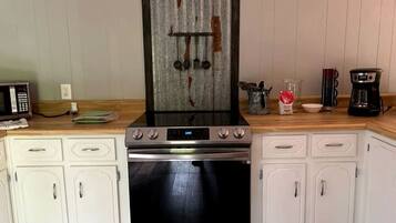 Een koelkast, een kookplaat, een koffiezetapparaat/waterkoker