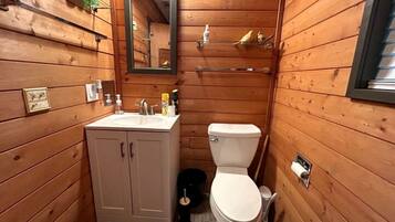 Bañera de hidromasaje, secador de pelo, toallas y papel higiénico