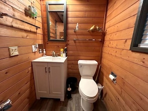 Séchoir à cheveux, serviettes fournies, papier de toilette