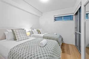 Apartment | 2 bedrooms, laptop workspace, iron/ironing board, bed sheets - Modern Southbank Parklands Apartment Retreat (Brisbane)