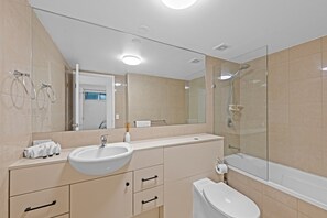 Apartment | Bathroom | Towels - Modern Southbank Parklands Apartment Retreat (Brisbane)