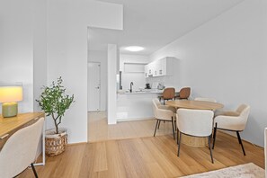 Apartment | Dining - Modern Southbank Parklands Apartment Retreat (Brisbane)