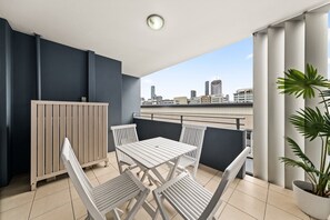 Balcony - South Brisbane 2BR Apt With Gym & Sauna Access (Brisbane)