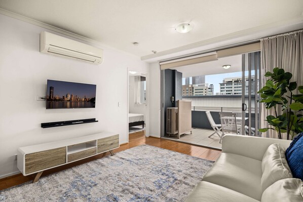 Living area - South Brisbane 2BR Apt With Gym & Sauna Access (Brisbane)