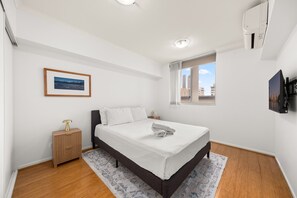 2 bedrooms, iron/ironing board, bed sheets - South Brisbane 2BR Apt With Gym & Sauna Access (Brisbane)