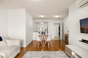 Dining - South Brisbane 2BR Apt With Gym & Sauna Access (Brisbane)