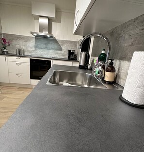 Fridge, oven, stovetop, coffee/tea maker