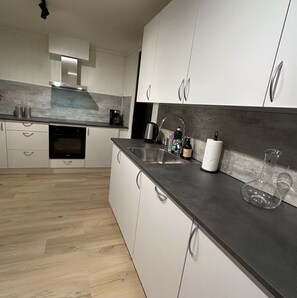 Fridge, oven, stovetop, coffee/tea maker