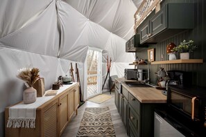 Kühlschrank, Mikrowelle, Herdplatte, Wasserkocher mit Kaffee-/Teezubehör