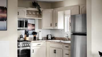 Kühlschrank, Wasserkocher mit Kaffee-/Teezubehör