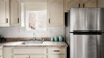 Kühlschrank, Wasserkocher mit Kaffee-/Teezubehör