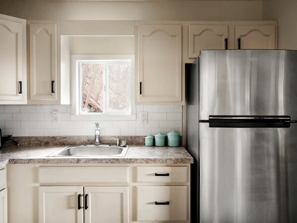 Refrigerador, cafetera y tetera y utensilios de cocina 