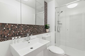 Apartment | Bathroom | Towels - Pristine 2-bed Central Apartment With City Views (Melbourne)