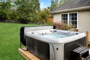 Outdoor spa tub - Spectacular Cottage Perfect for Groups and Water Activities in Luray, Virginia (Luray)