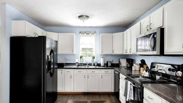 Fridge, microwave, stovetop, dishwasher