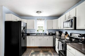 Een koelkast, een magnetron, een kookplaat, een vaatwasser