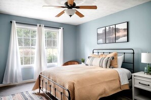 Room - Spectacular Cottage Perfect for Groups and Water Activities in Luray, Virginia (Luray)