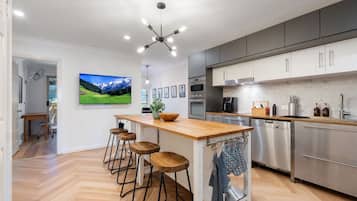 Apartment | Private kitchen | Cookware/dishes/utensils