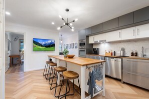 Apartment | Private kitchen | Cookware/dishes/utensils - 3-bed Apartment in Holiday Style Resort With Pool (Canberra)