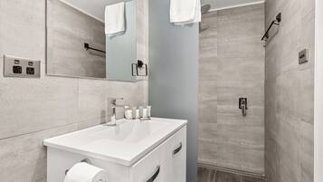 Apartment | Bathroom | Towels, soap, shampoo