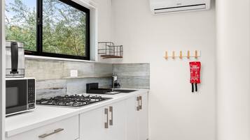 Departamento | Cocina privada | Refrigerador, microondas, parrilla de estufa y tetera eléctrica