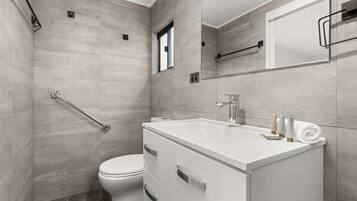 Apartment | Bathroom | Towels, soap, shampoo