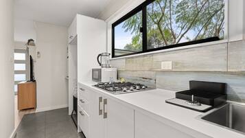 Departamento | Cocina privada | Refrigerador, microondas, parrilla de estufa y tetera eléctrica