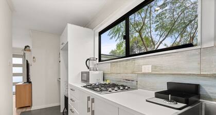 Bright 1-bed Apartment With Garden Views