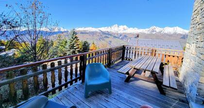 Renovated chalet in a quiet location with terrace, parking, wifi, pets allowed
