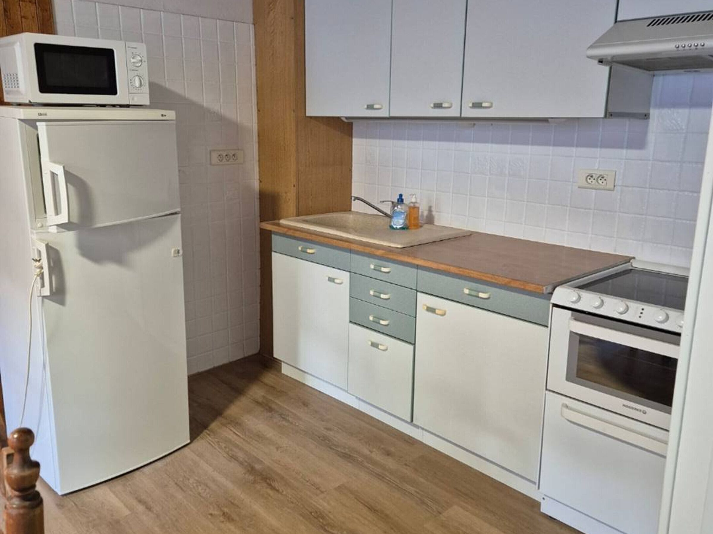 Fridge, oven, dishwasher, coffee/tea maker