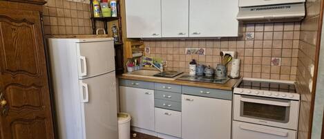 Fridge, oven, dishwasher, coffee/tea maker