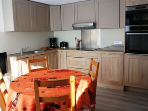 Fridge, dishwasher