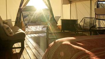 1 bedroom, desk, WiFi, bed sheets
