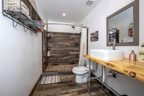 Towels, soap, shampoo, toilet paper