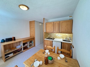 Fridge, microwave