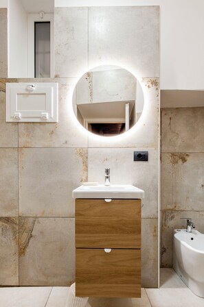 Kostenlose Toilettenartikel, Haartrockner, Hausschuhe, Handtücher