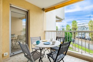 Outdoor dining - Le Lido T2 Apartment: Shared Pool, Balcony & AC by the Sea (Cagnes-sur-Mer)