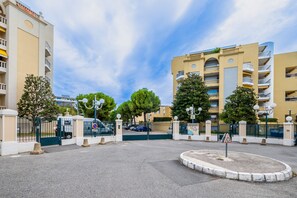 Exterior - Le Lido T2 Apartment: Shared Pool, Balcony & AC by the Sea (Cagnes-sur-Mer)