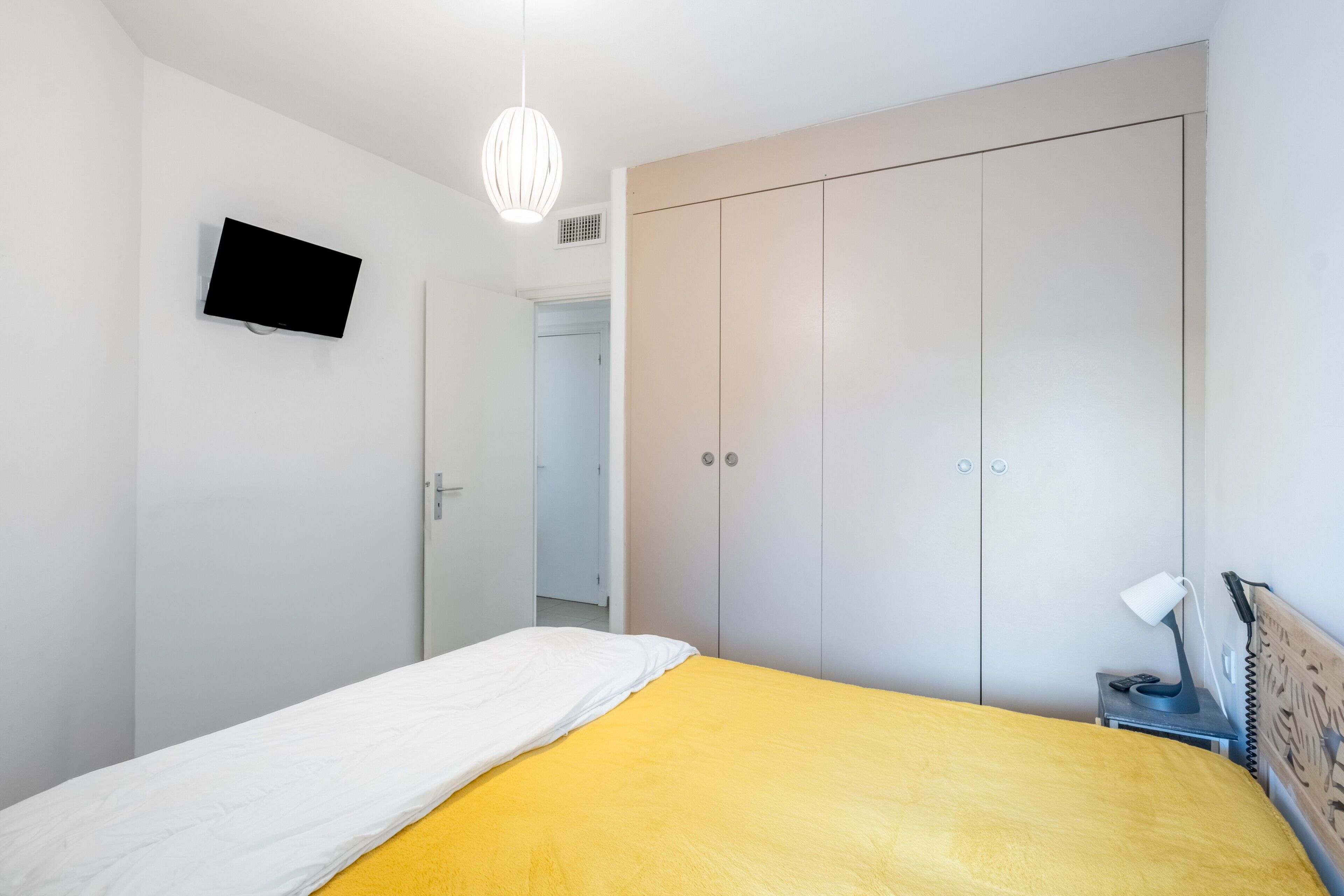 1 chambre, fer et planche à repasser, draps fournis