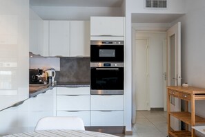 Réfrigérateur, micro-ondes, four, plaque de cuisson