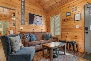 تلفزيون، مدفأة، مكتب