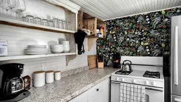 Réfrigérateur, micro-ondes, plaque de cuisson, lave-vaisselle