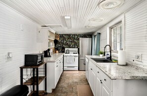 Kühlschrank, Mikrowelle, Herdplatte, Geschirrspüler